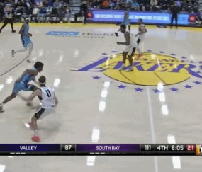 ?布朗尼冲锋折叠炸扣！空中被打重摔在地 缓了一会儿继续打！