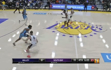 ?布朗尼冲锋折叠炸扣！空中被打重摔在地 缓了一会儿继续打！