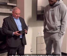 出了大力！恩比德领取2024年巴黎奥运冠军戒指??