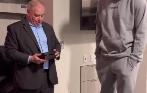 出了大力！恩比德领取2024年巴黎奥运冠军戒指??