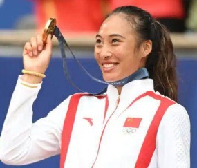 2:0进16强，对手摔球拍盘外招，谁注意郑钦文反应，赢1场10万奖金