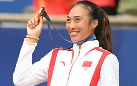 2:0进16强，对手摔球拍盘外招，谁注意郑钦文反应，赢1场10万奖金