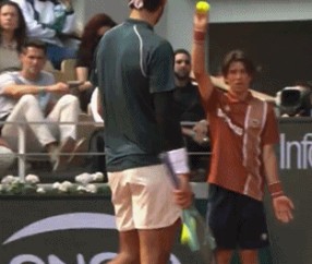 脚踢网球击中司线员！穆塞蒂：是巧合，我不想伤害任何人