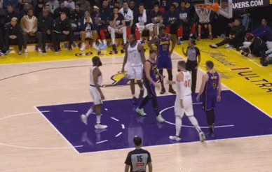 ?077往球上加佐料被裁判警告?老詹两手一摊连问3遍：What？