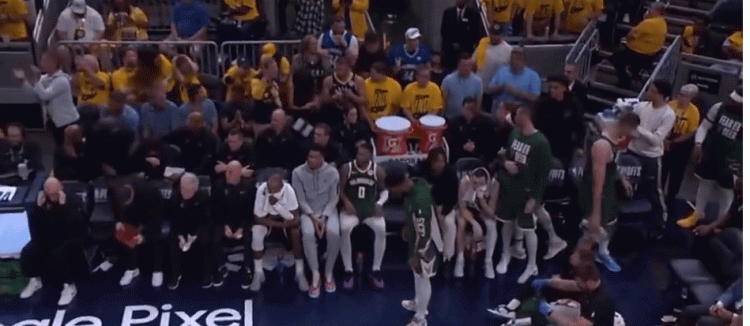 此前被NBA停薪禁赛4场!两名步行者球迷起诉去年用球砸人的贝弗利