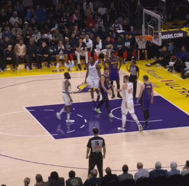 ?077往球上加佐料被裁判警告?老詹两手一摊连问3遍：What？