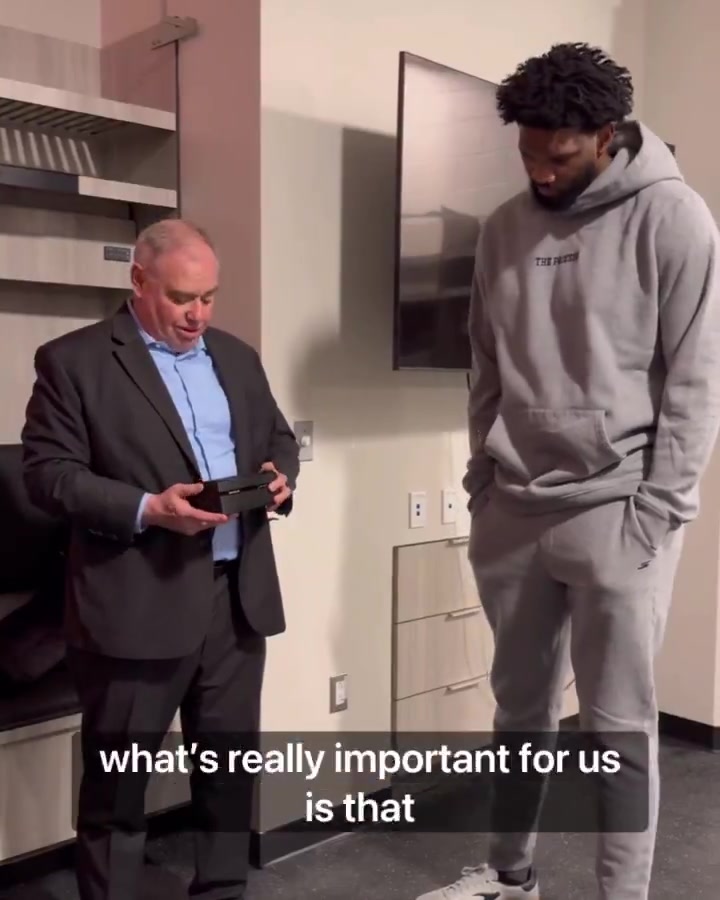 出了大力！恩比德领取2024年巴黎奥运冠军戒指??