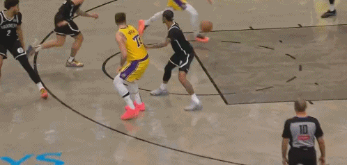 这年轻人?克内克特接东契奇击地妙传 大鹏展翅劈扣砸进