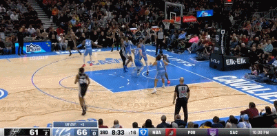 ?我还是很猛的！比永博篮下接球强打 暴起左手单臂劈扣阿伦！