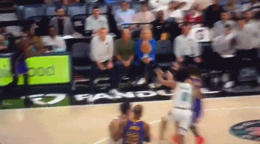 ?东契奇被推出界外躺在灰熊女助教身旁 说的是：我真TM受够了~