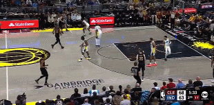 外线开炮！奥科罗和亨特先后飙中三分 骑士领先两位数打停步行者